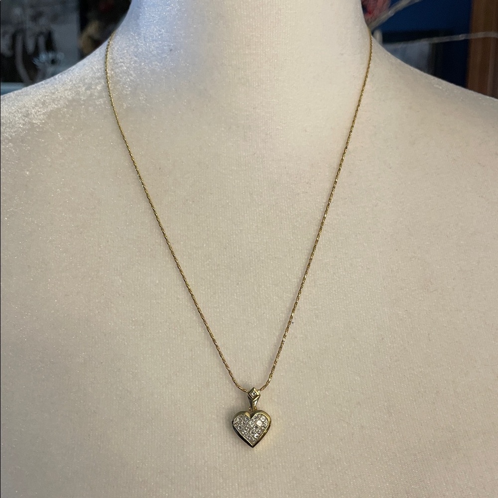 18K Gold Heart Pendant With 22 Diamonds - Picture 11 of 12